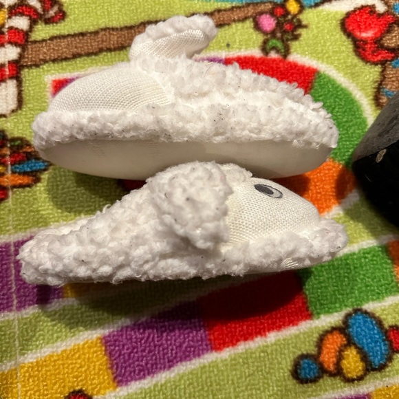 ๐ 2/$10๐ Gymboree lamb ๐ slippers unisex. - Picture 3 of 6